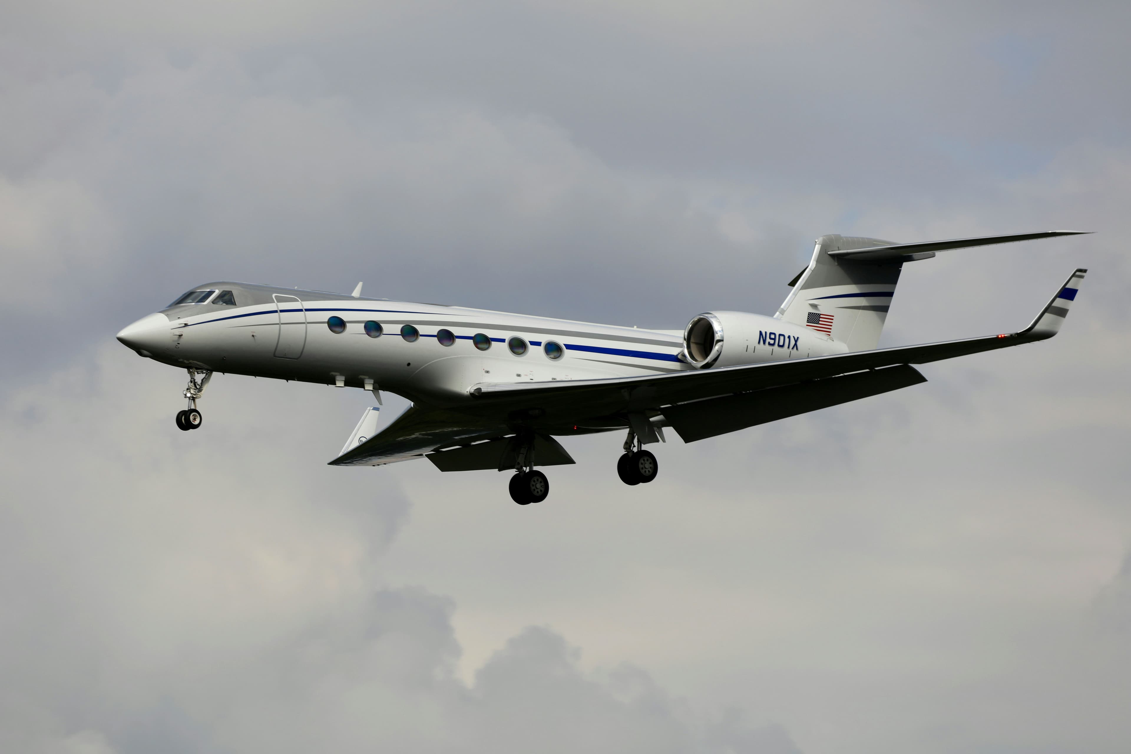 Heavy / large cabin private jet — aircraft cleaning and detailing